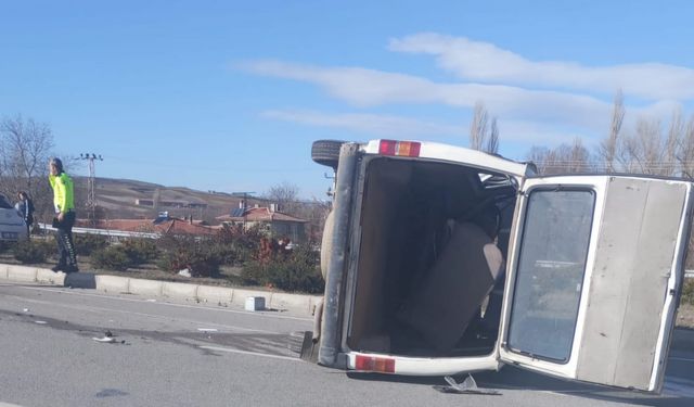 Çorum'da otomobille hafif ticari aracın çarpıştığı kazada 1 kişi öldü, 3 kişi yaralandı