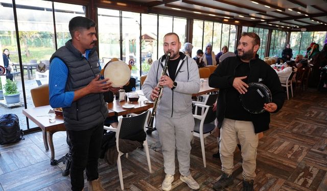 Düzce'de engelliler, çalışanları özel bireylerden oluşan kafede günlerini kutladı