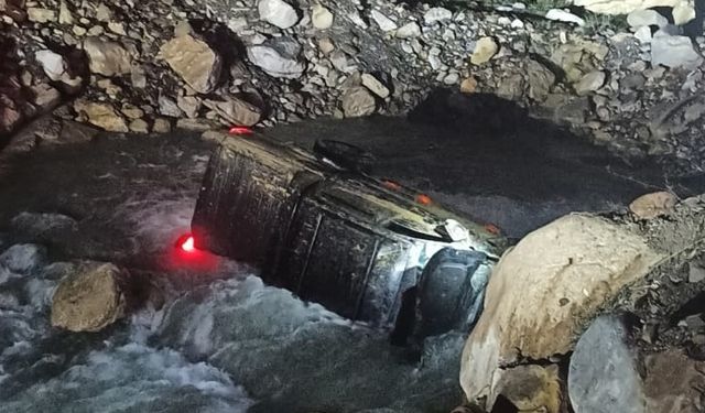 Düzce'de yayla yolunda dereye yuvarlanan arazi aracındaki 3 kişi yaralandı