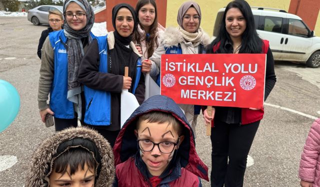 Gençlik Merkezi gönüllüleri köy okulundaki öğrencilerle buluştu