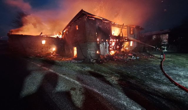 Gerede'de çıkan yangında ev, ahır ve samanlık kullanılamaz hale geldi