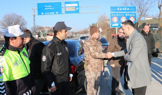 Havza Kaymakamı Ayvat ve Belediye Başkanı İkiz'den polis uygulama noktasına ziyaret