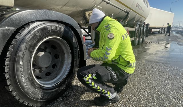 Kar yağışı ve buzlanmalarda ulaşımın aksadığı Bolu Dağı'nda kış lastiği denetimi yapıldı