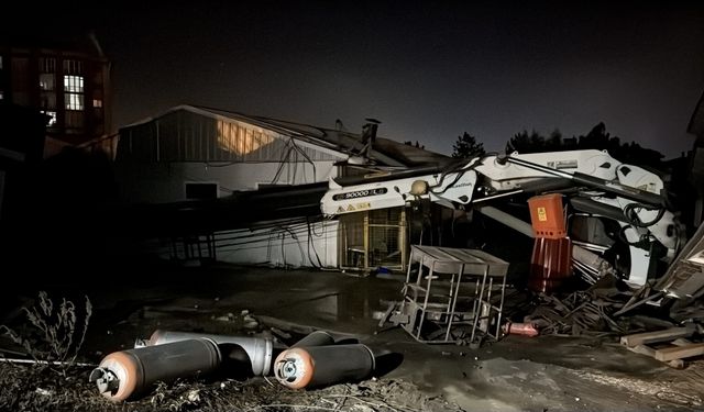 Karabük'te devrilen vincin operatörü yaralandı