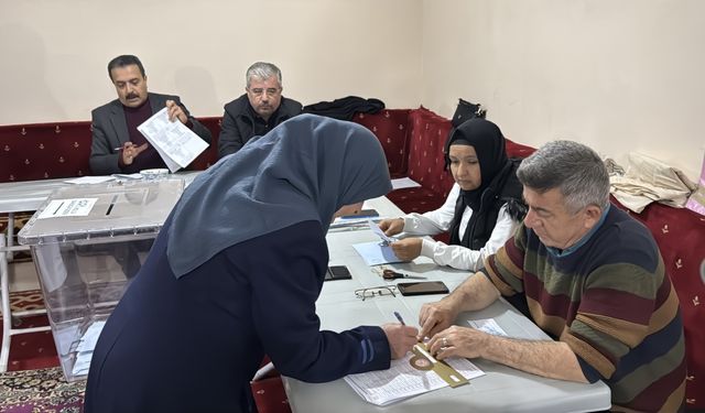 Karabük'te muhtarlık seçimi için vatandaşlar sandık başında