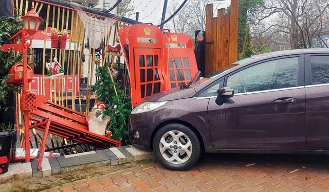 Karabük'te otomobilin restoranın bahçe girişine çarpması kamerada