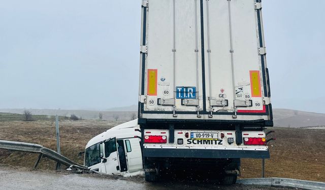 Karabük’te tırın şarampole devrilme anı kameraya yansıdı