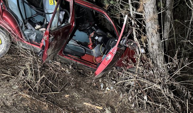 Kastamonu'da ağaçlara çarpan otomobildeki 1 kişi öldü, 1 kişi yaralandı