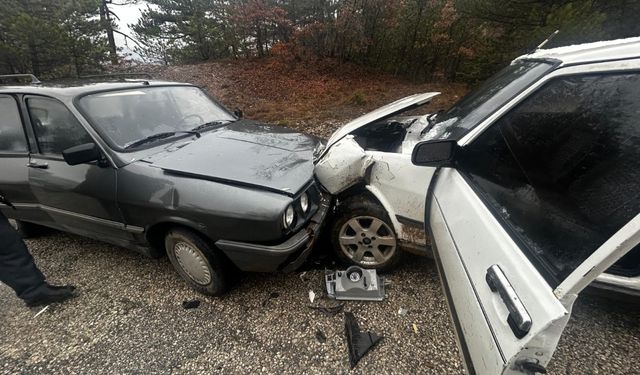 Kastamonu'da iki otomobilin çarpıştığı kazada 2 kişi yaralandı