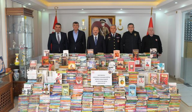 Kastamonu'da komandolardan okul kütüphanelerine 21 bin kitap