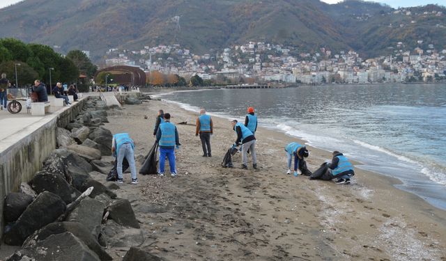 Ordu'da yükümlüler sahildeki atıkları temizledi