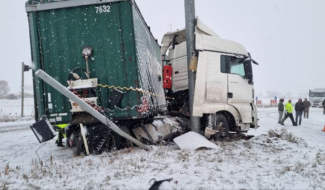 Refüje çarpan tır nedeniyle Çorum-Yozgat kara yolu 2 saat ulaşıma kapalı kaldı