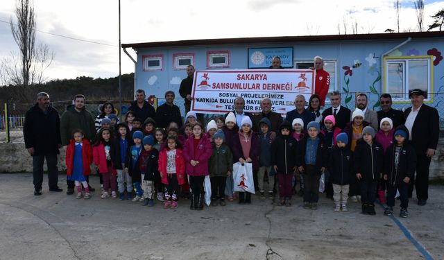 Sakarya Samsunlular Derneğinden kırsal mahallelerdeki öğrencilere giyim yardımı