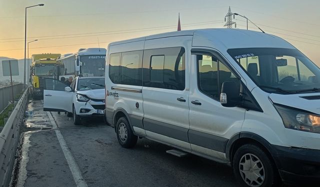 Samsun'da 5 aracın karıştığı trafik kazasında 3 kişi yaralandı