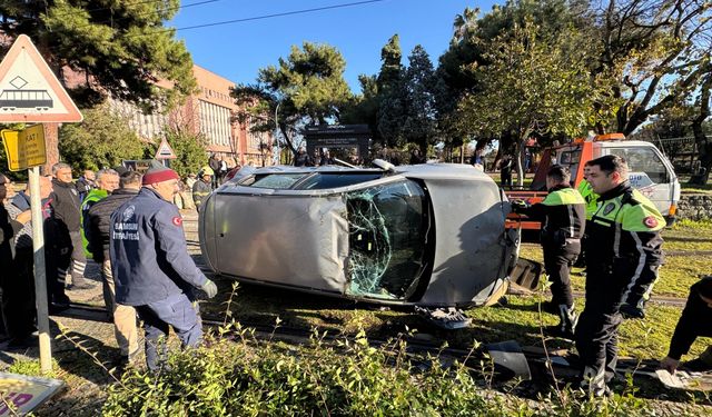 Samsun'da devrilen otomobil, tramvay seferlerini aksattı