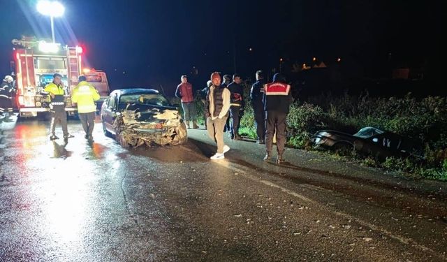 Samsun'da iki otomobil çarpıştı, 1 kişi öldü, 4 kişi yaralandı