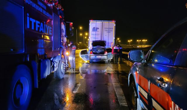 Samsun'da tıra çarpan otomobilin sürücüsü hayatını kaybetti