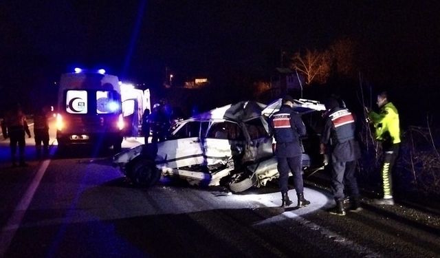 Sinop'ta otomobille yolcu otobüsünün çarpıştığı kazada 2 kişi öldü