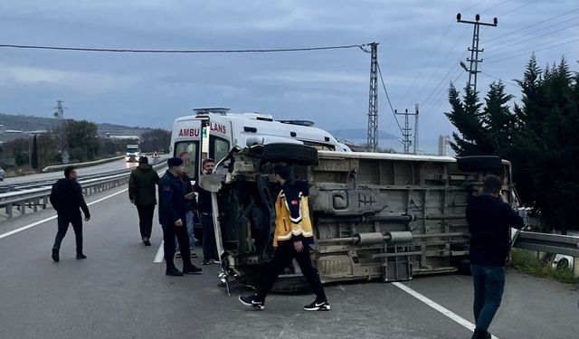 Sinop'ta servis minibüsünün devrildiği kazada 15 kişi yaralandı