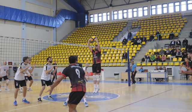 Sungurlu Belediyespor Voleybol Takımı ligdeki 11. galibiyetini aldı