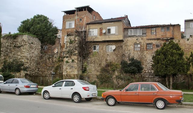 Tarihi Sinop Kalesi, üzerindeki "kalekondu"lardan kurtarılacak