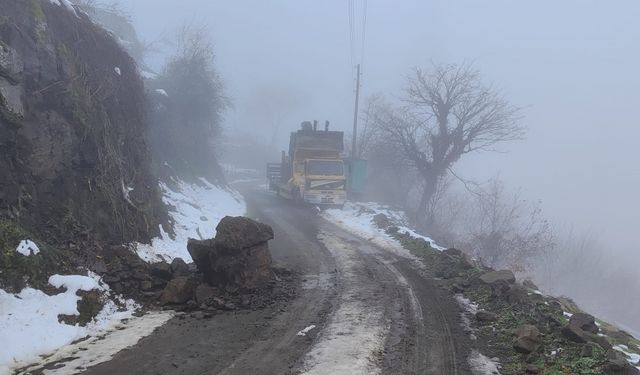 Tokat İl Özel İdaresi ilçelerde karla mücadele ve yol düzenleme çalışmalarına devam ediyor