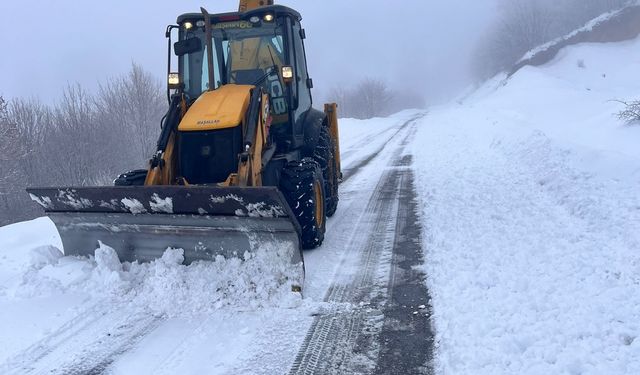 Tokat'ta kara saplanan ambulansı İl Özel İdaresi ekipleri kurtardı