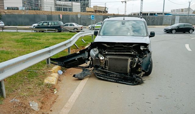 Trabzon'da devrilen otomobildeki baba ile oğlu yaralandı