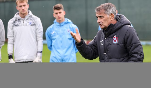 Trabzonspor Teknik Direktörü Şenol Güneş, 19 yaş altı takımını ziyaret etti