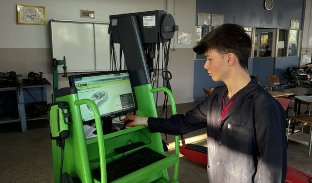 Zonguldak'ta araçların kış lastik değişimi meslek lisesi öğrencilerinden