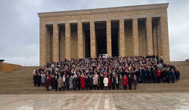 Bakan Göktaş, kadınlarla Anıtkabir’i ziyaret etti