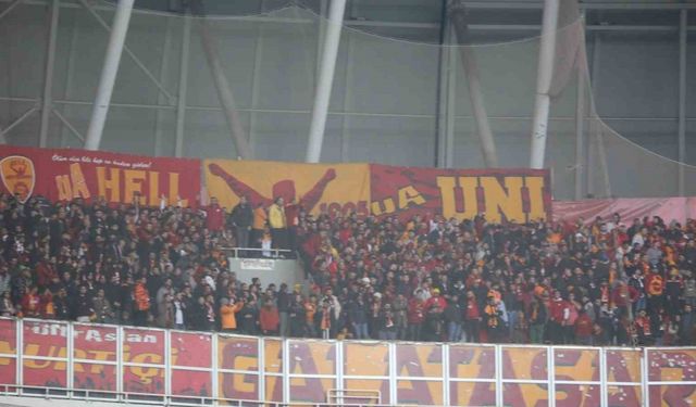 Galatasaraylı taraftarlar takımını yalnız bırakmadı