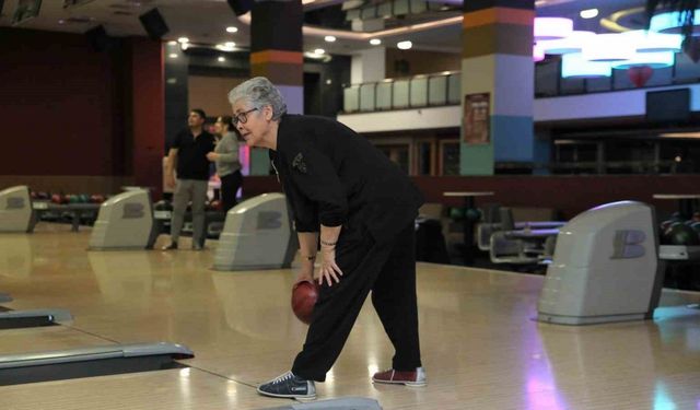 Huzurevi sakinleri bowling ile eğlendi