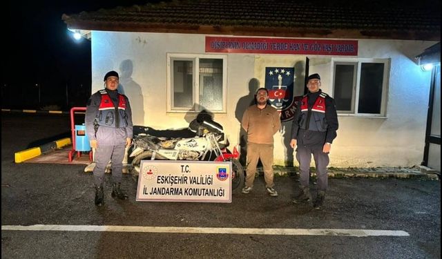 Jandarma ekiplerince bulunan çalıntı motosiklet sahibine teslim edildi