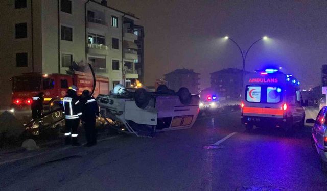 Karaman’da aydınlatma direğine çarpan minibüs takla attı: 1 yaralı