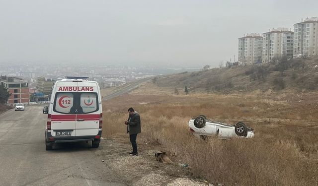 Kayganlaşan yolda kontrolden çıkan otomobil şarampole yuvarlandı