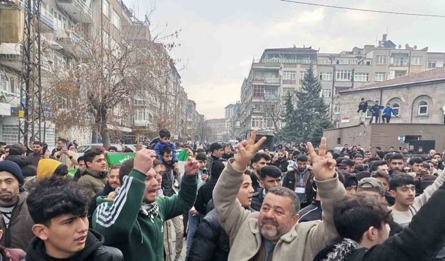 Kayseri’deki Suriyeliler Esed rejiminin indirilişini kutladı