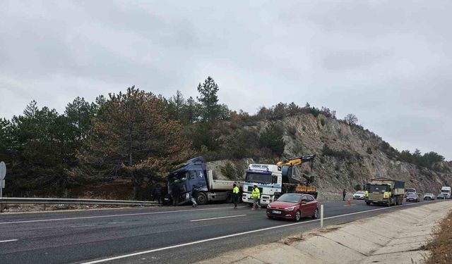 Lastiğinin patlaması nedeniyle kontrolden çıkan tır bariyere çarptı