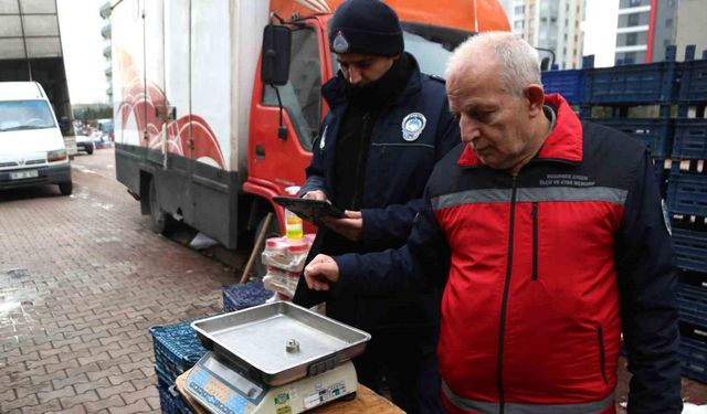 Melikgazi Zabıtası pazar yerlerinde ölçü ayar ve etiket denetimi yaptı