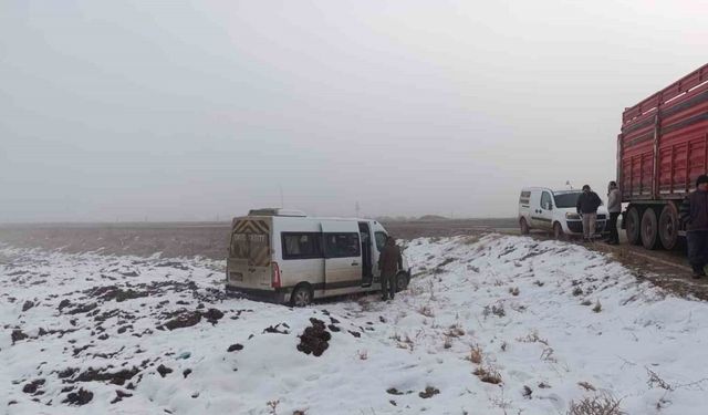 Öğrenci servisi ile tır çarpıştı: 1 yaralı