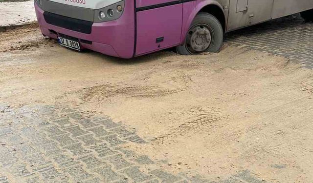 Özel halk otobüsü asfalt atılmayan caddede toprağa battı