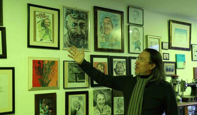 (ÖZEL) Sergilediği karikatürlerle mali müşavirlik ofisini galeriye çevirdi