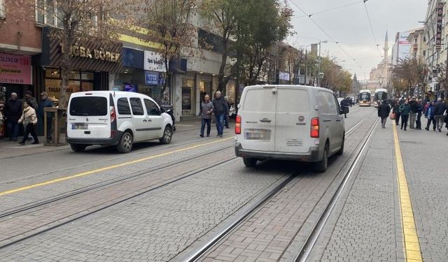 Trafiğe kapalı caddede seyrediyor, otopark gibi kullanıyorlar