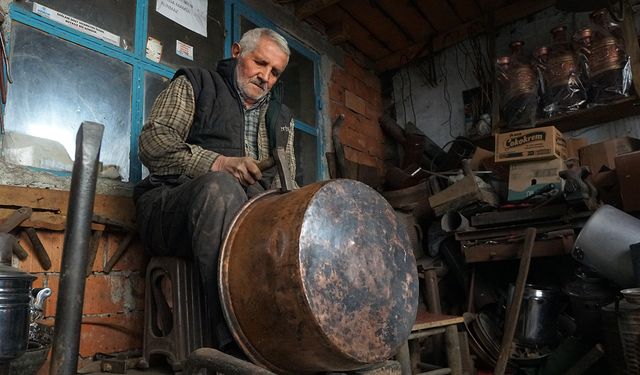 Çorum'un son bakırcıları: Yarım asırdır geleneksel bakırcılık sanatını yaşatıyorlar