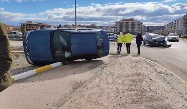 Çorum'da korkutan kaza: İki otomobil çarpıştı, 1 kişi hastaneye kaldırıldı!