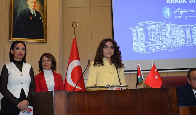 CHP’nin kadın meclis üyeleri 5 Aralık Kadın Hakları Günü'nde Atatürk’e minnet duygularını dile getirdi