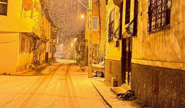 Çorum İskilip'te kar yağışı başladı: İlçe beyaza büründü!