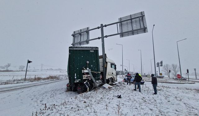 Çorum'da kar yağışı başladı! Tır kaza yaptı, trafik felç oldu!