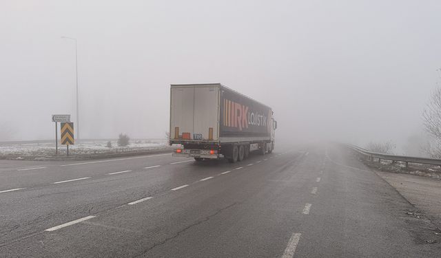 Çorum'da sis engeli, sürücüler dikkat! Samsun-Ankara yolunda görüş mesafesi düştü!