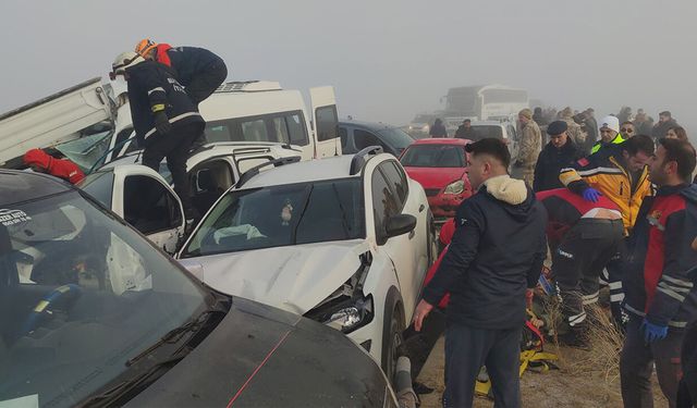 Van-Erciş yolunda sis ve buz nedeniyle büyük zincirleme kaza: 2 Ölü, 15 Yaralı